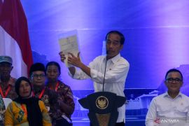 Penyerahan sertifikat tanah elektronik di Banyuwangi