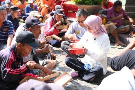 150 penarik becak dapat paket bahan pokok gratis