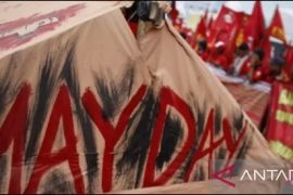 Ribuan buruh Karawang bergabung dengan aksi May Day di depan Istana Negara Jakarta