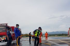 AP I bersihkan abu vulkanik Gunung Ruang di Bandara Samrat Manado