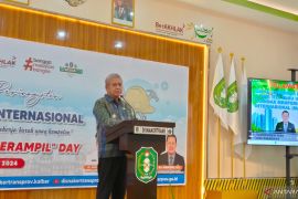 Pemprov Kalbar bagikan 1.675 paket sembako untuk buruh