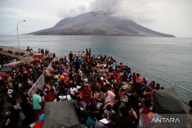 Evakuasi warga terdampak erupsi Gunung Ruang Page 1 Small