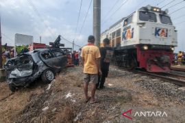 Kecelakaan mobil dengan kereta api di perlintasan tanpa palang pintu