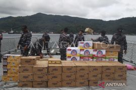 Foto - TNI AL distribusikan bantuan bencana untuk warga di Sitaro Page 1 Small