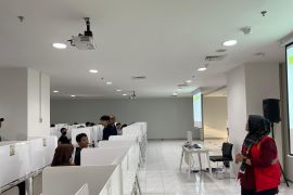 Semangat orang tua anak ikuti UTBK-SNBT 2024 di UI Salemba