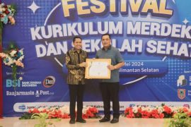 Wali Kota Aditya terima penghargaan dari BPMP Kalsel