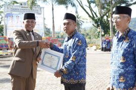 Solok Selatan berikan penghargaan bagi tenaga pendidik