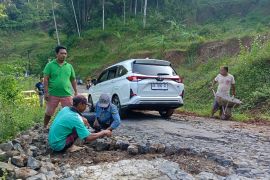 Ponorogo perbaiki akses jalan menuju Telaga Ngebel bertahap