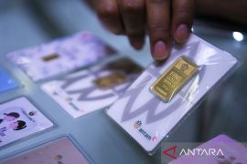 Harga emas Antam hari ini turun jadi Rp1,318 juta/gram
