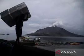 Gunung Ruang punya potensi bahaya awan panas hingga banjir lahar
