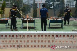 FOTO - Musnahkan rokok ilegal di Aceh