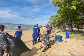 Sinergisitas TNI-Polri bersama masyarakat sapu bersih sampah Pantai Batu Rakit