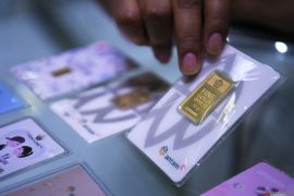 Harga emas Antam turun lagi jadi Rp1,306 juta per gram
