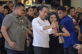Presiden Jokowi kunjungi mal di Mataram Page 1 Small