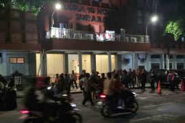 Usai Nobar, suporter tertib tinggalkan Gelora 10 Nopember Surabaya
