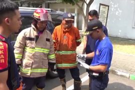 PMK Nganjuk padamkan mobil terbakar akibat ledakan "power bank"