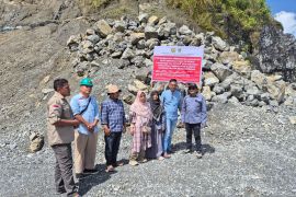 Pemprov Sumbar pasang plang penghentian kegiatan tambang di Solok