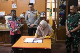 Pj Bupati Tabalong serahkan dana hibah pengamanan Pilkada 2024