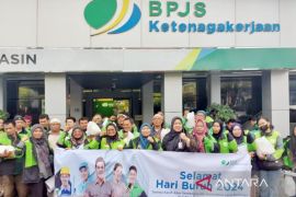 BPJAMSOSTEK Banjarmasin bagikan paket sembako ke serikat pekerja