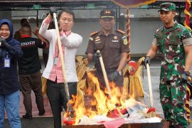 Kejari HSS musnahkan ratusan gram sabu