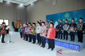 Pj Gubernur Jatim kukuhkan PPIH Embarkasi Surabaya