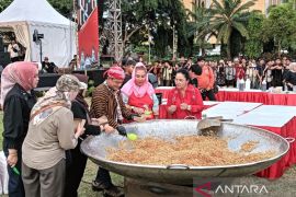 Wali Kota Semarang - Chef Bobon masak nasi goreng di wajan raksasa