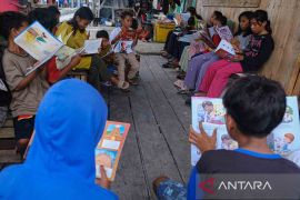 Mendidik baca tulis anak Suku Bajo melalui program sekolah berjalan