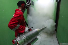 Pengasapan asrama haji di Surabaya