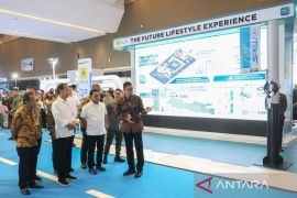 Dikunjungi Presiden Jokowi, Dirut PLN paparkan kesiapan ekosistem kendaraan listrik di Booth PLN di PEVS 2024