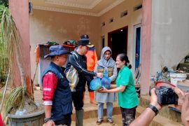 Pemkot Sawahlunto langsung antarkan bantuan pada korban banjir dan longsor