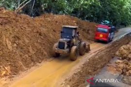 Longsor lagi, terjang jalan nasional perbatasan RI-Malaysia di Kalbar