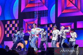 Xiumin buka SHI 2024 dengan lagu "Brand New"
