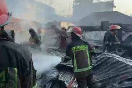 Damkarmat Medan kerahkan sepuluh armada padamkan enam rumah  terbakar