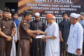 Kejari HSS peringati HUT Persaja dirangkai tasyakuran dan bakti sosial