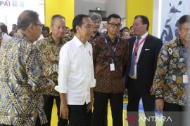 Dikunjungi Presiden, Dirut PLN paparkan kesiapan ekosistem Kendaraan Listrik di Booth PLN PEVS 2024