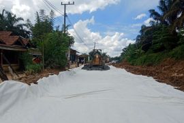 Sempat viral kerusakannya, Jalan Lubuk Kandis-P Kasai mulai diperbaiki