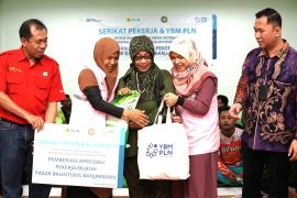 Foto - PLN serahkan bantuan kepada pekerja pasar dan pekerja pelabuhan saat "Mayday"