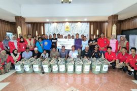 PLN bantu ratusan pekerja pasar dan pelabuhan saat "May Day"