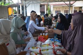 Pasar murah di Balangan jual minyak goreng Rp14.000 per liter