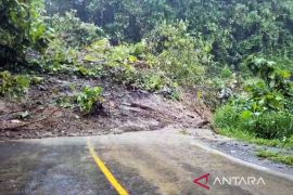 Akses jalan 3 kabupaten di Sulsel terputus akibat longsor di Enrekang