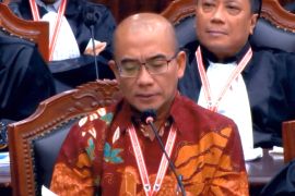 Ketua MK tanya Ketua KPU soal dampak pelanggaran etik KPPS