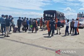 KSOP Balikpapan jemput 16 kru kapal KM Mitra Bahari IX yang tenggelam