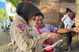 Polisi wanita bantu entaskan buta aksara masyarakat OAP di Sentani