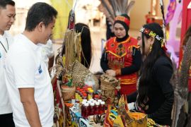 Foto - GM PLN UID Kalselteng kunjungi "booth" pameran produk khas Dayak