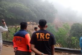 Jalan nasional di Sitinjau Lauik putus tertutup longsor