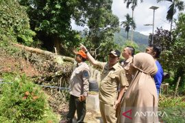 Pemkot Sawahlunto turunkan ratusan personel dan lima alat berat