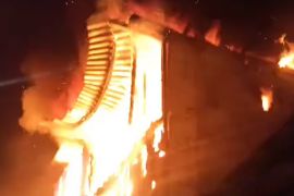 Sebuah rumah-gudang barang bekas di Cengkareng terbakar