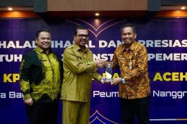 Sejumlah wajib pajak instansi pemerintah di Aceh terima penghargaan