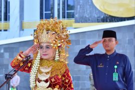 Pj Wali Kota Jambi gunakan baju adat pimpin peringatan Hardiknas