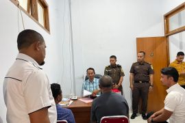 Polres Buru serahkan tersangka dan barang bukti kasus pencurian kubah masjid ke Kejari